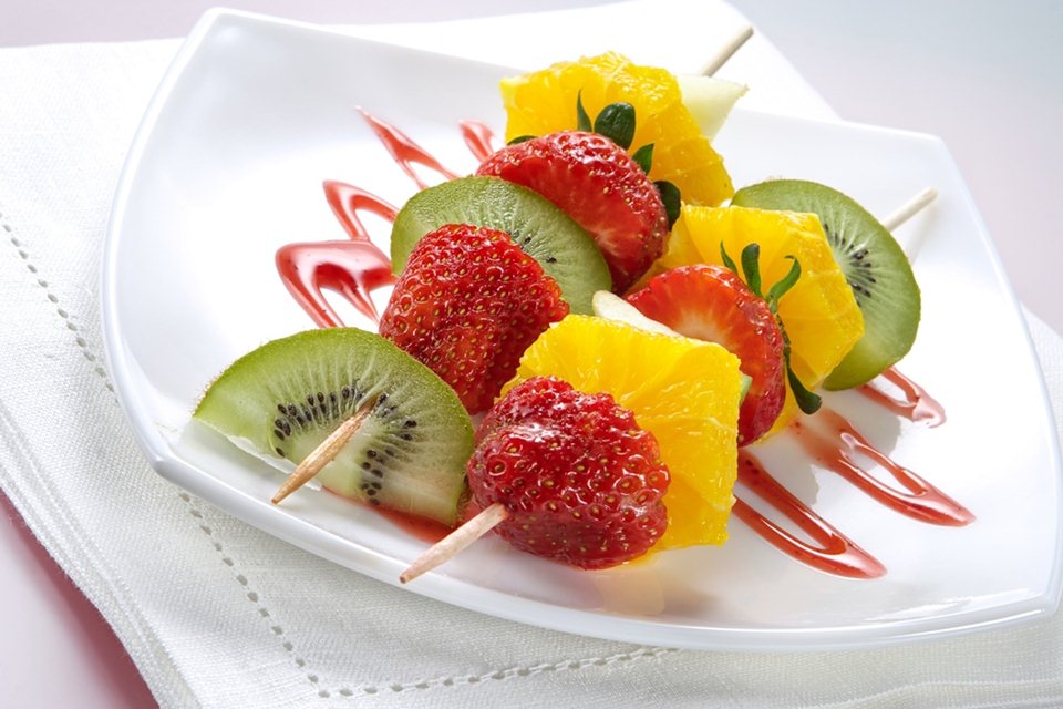 Spiedini di frutta fresca caramellati