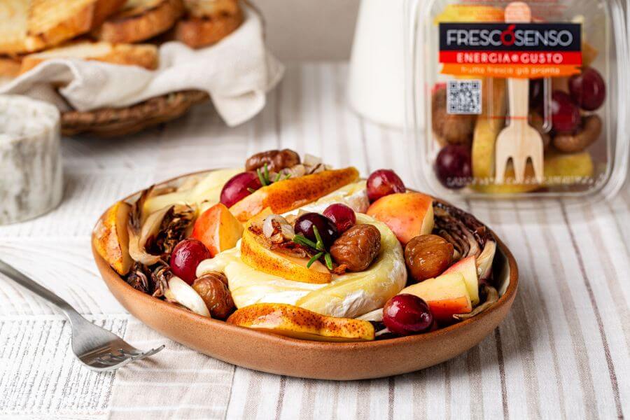 Tomini con radicchio e mix di frutta di stagione