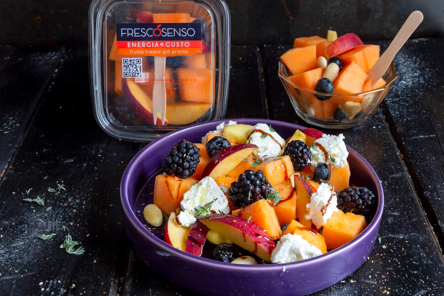 Insalata di frutta con formaggio di capra, timo e salsa di soia