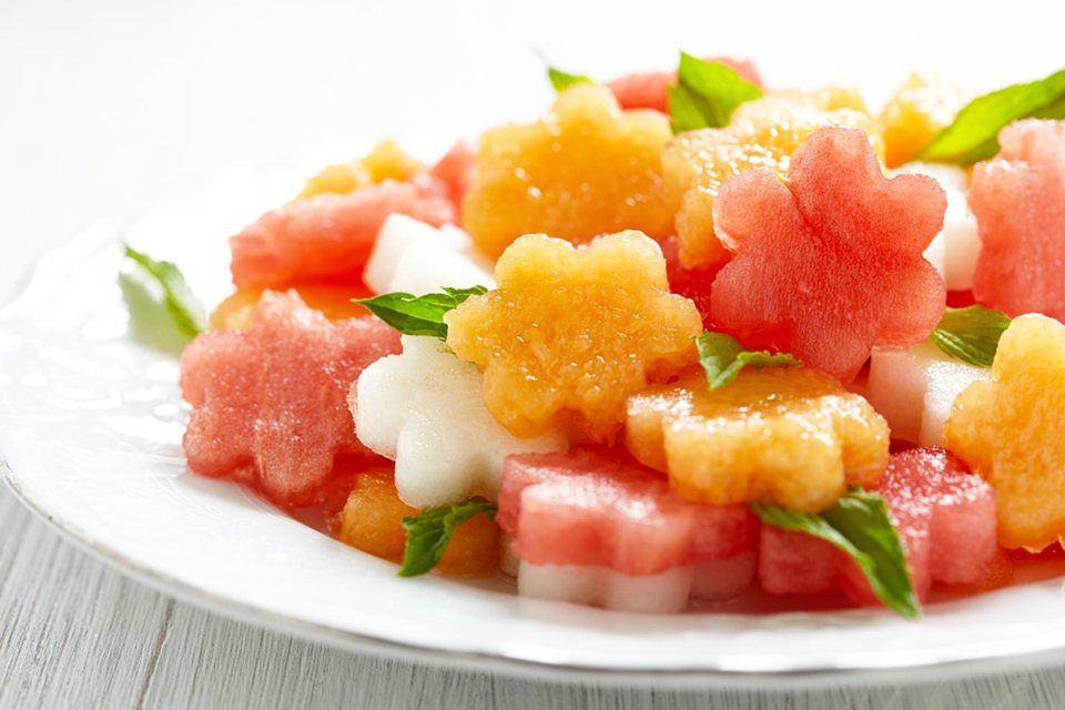 Macedonia fiorita di cocomero e melone