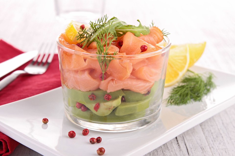 Bicchieri di avocado e salmone