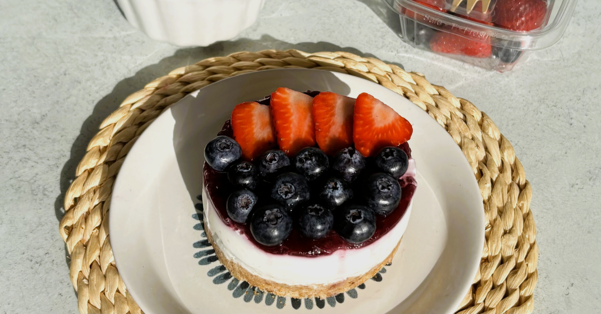 Cheesecake Monoporzione con Fragole e Mirtilli