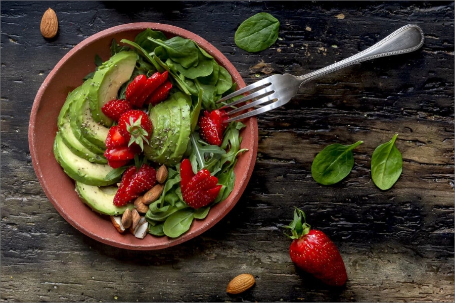 Insalata di fragole, avocado e spinacino