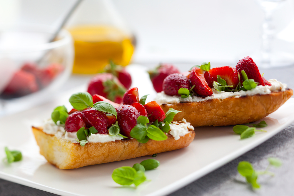 Bruschette fragole e formaggio
