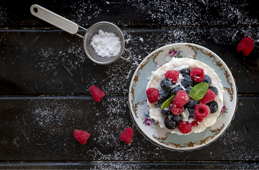 Cheesecake al cocco con biscotti al cioccolato e frutti di bosco