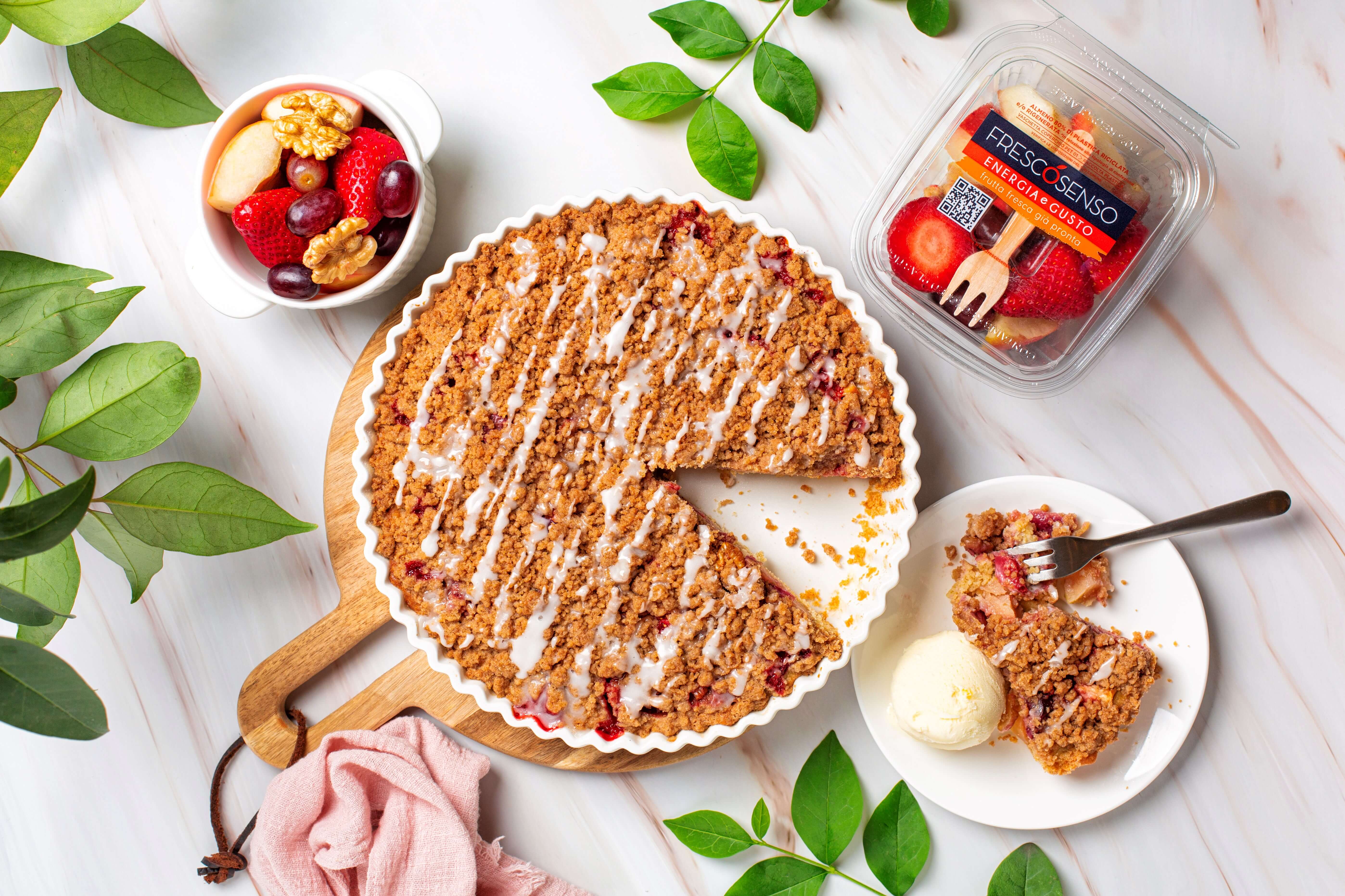 Crumb cake con frutta primaverile
