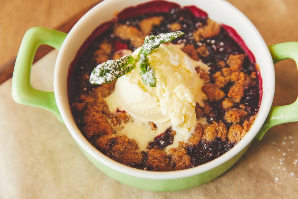 Crumble autunnale caldo con gelato alla vaniglia