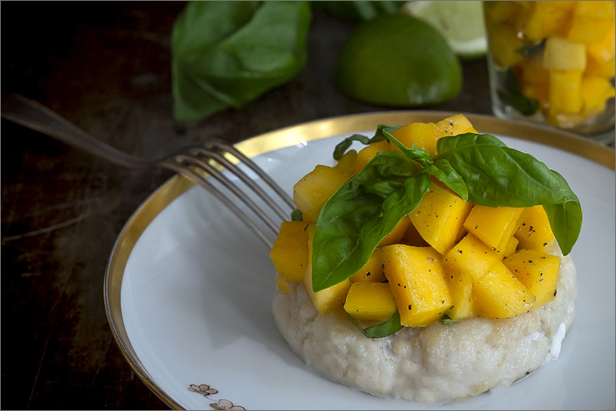 Burger di rana pescatrice con insalata di mango, lime e basilico fresco