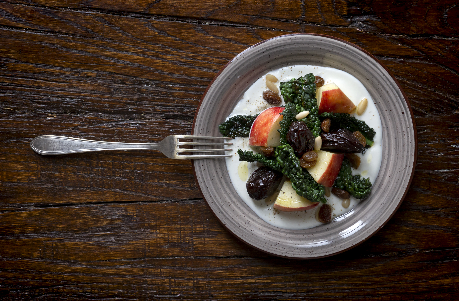 Insalata di mele, cavolo nero, prugna, uvetta e pinoli