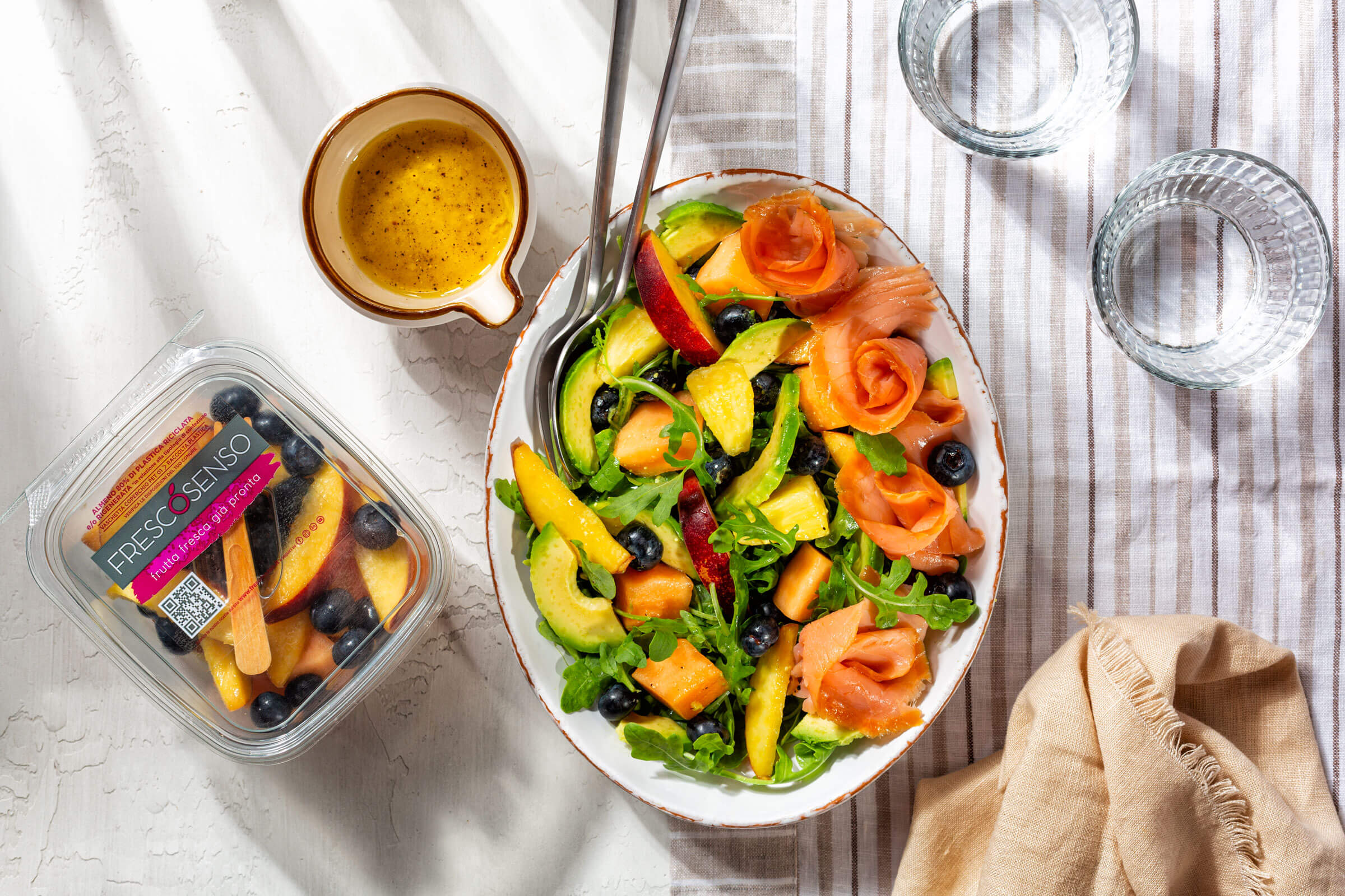 Insalata estiva con salmone, avocado e frutta fresca
