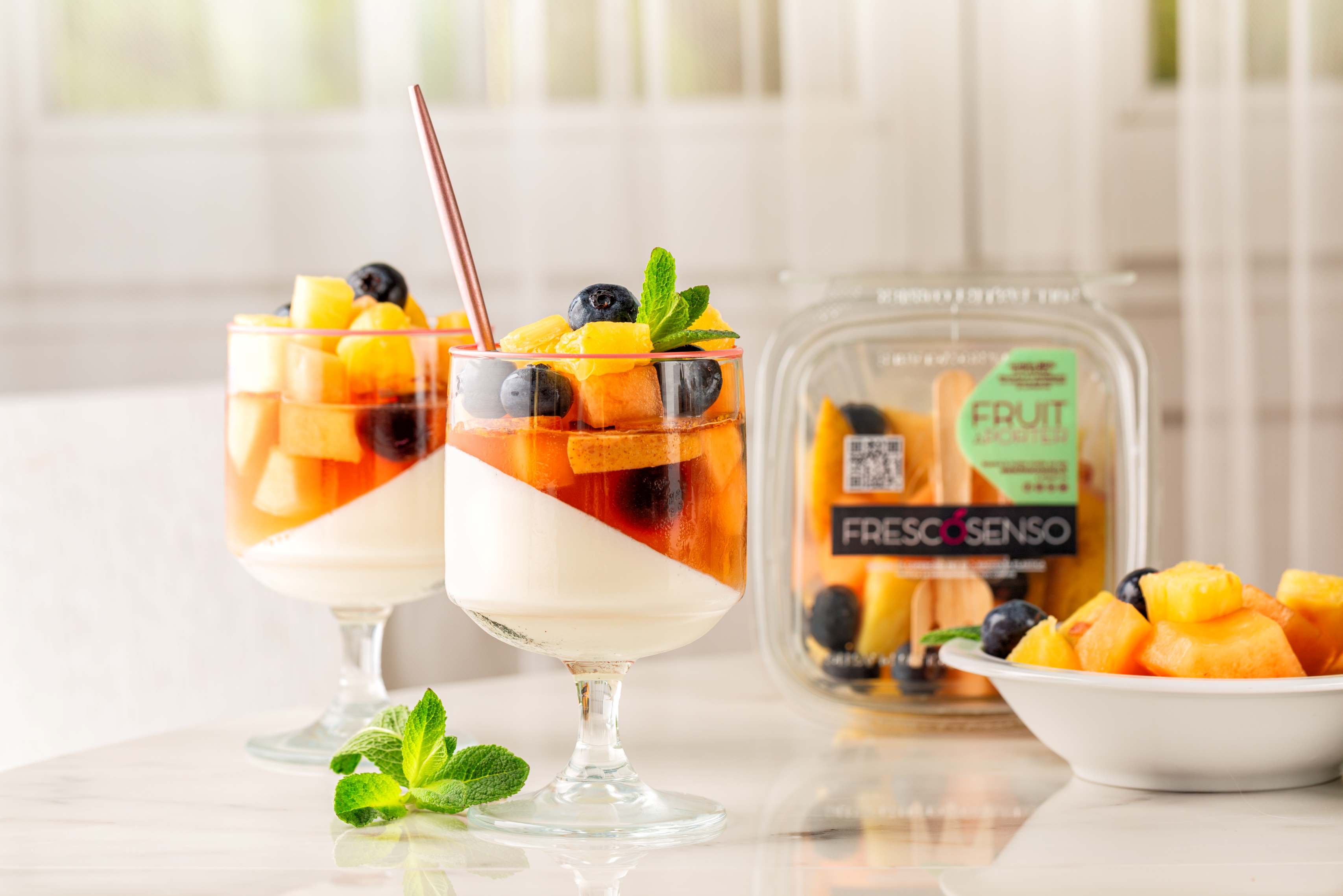 Panna cotta con gelatina di frutta e macedonia estiva