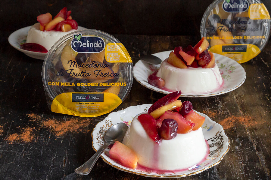 Budini di yogurt greco alla vaniglia con salsa di frutta al rum