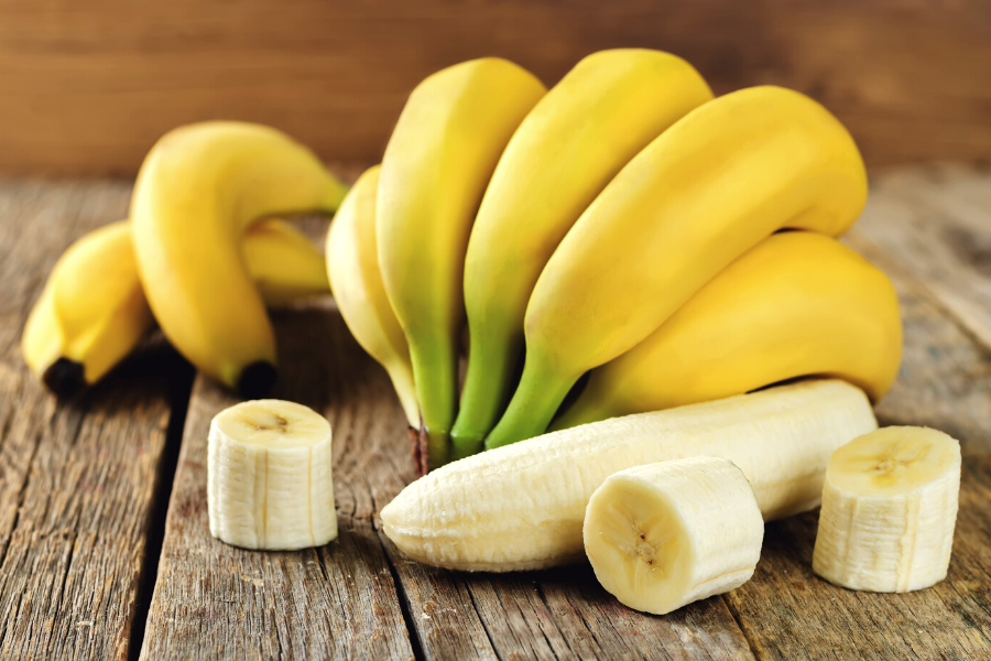 Banana: il frutto ricco di proprietà per la cura di viso e capelli