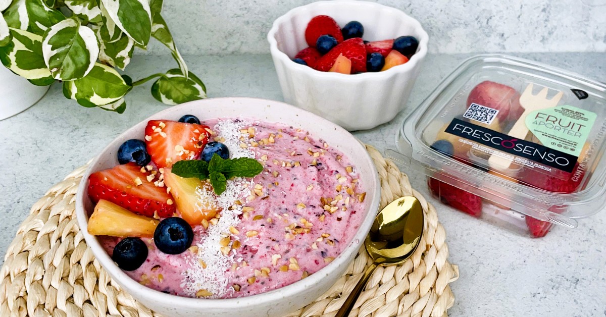Smoothie Bowl con Ananas, Fragola e Mirtillo