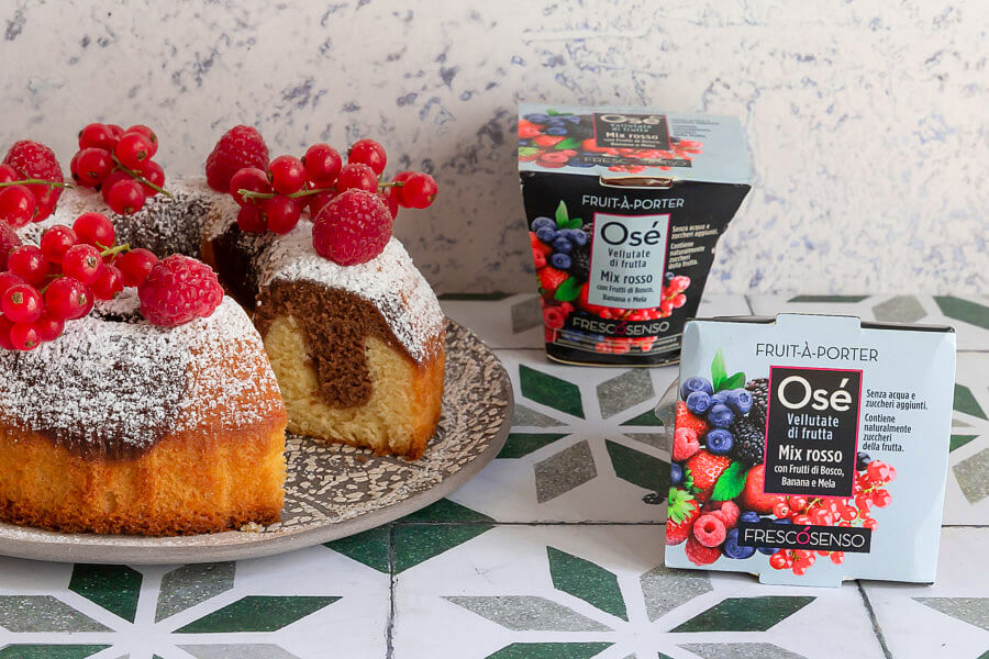 Ciambella al cacao e frutti di bosco