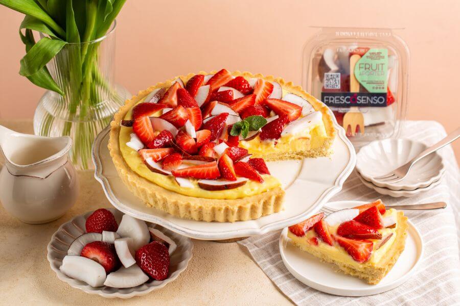 Crostata alla crema con fragole e cocco